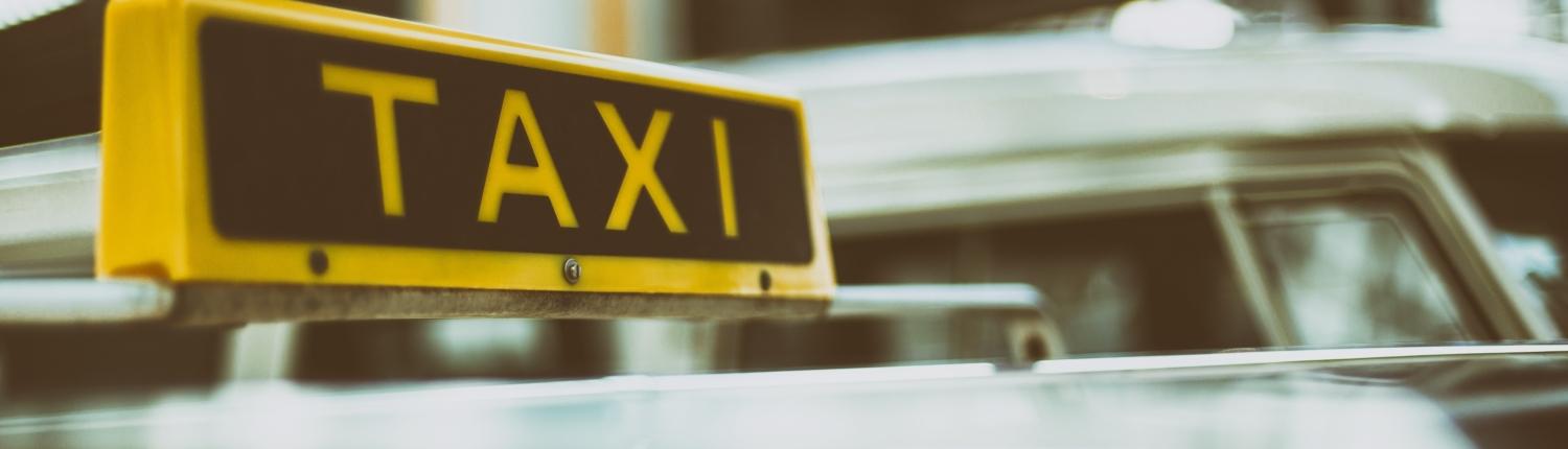 Ein Taxi-Schild an einem Taxi © Pexels from Pixabay