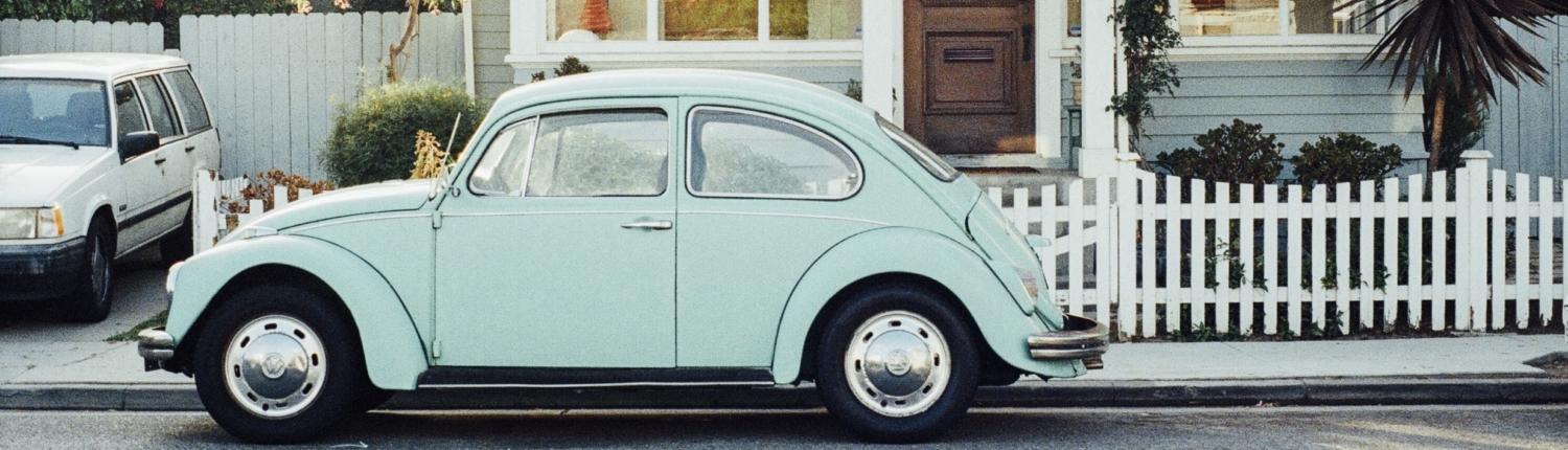 Ein VW Käfer steht vor einem Haus © JayMantri from Pixabay