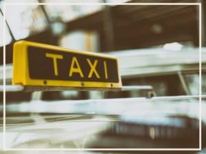 Ein Taxi-Schild an einem Taxi © Pexels from Pixabay